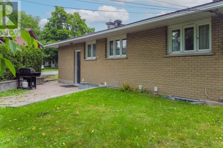 27167379/970-shamir-avenue/elmvale-acres/ottawa/ontario/K1G2T2_18